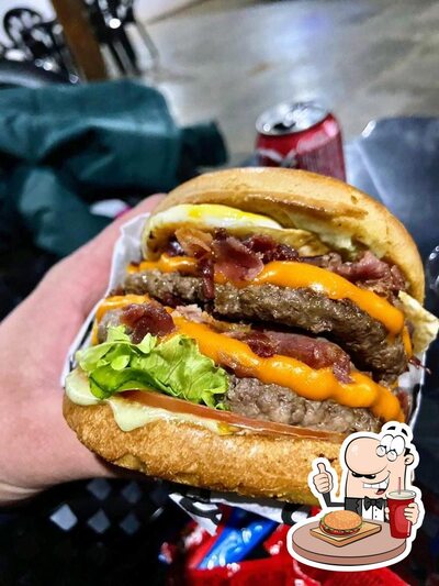 Peça um dos hambúrgueres disponíveis no Altas Horas Burguer's