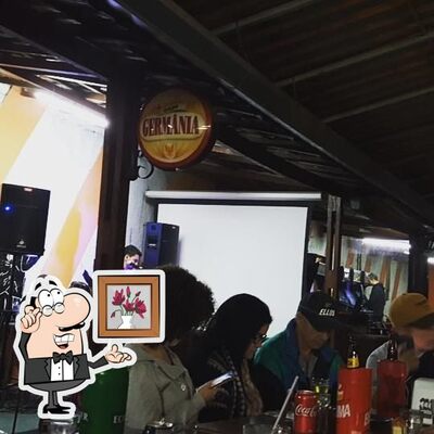Sente em uma das mesas no Restaurante e Adega BADAROSCAS