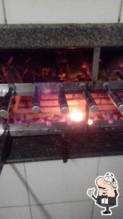 Sente em uma das mesas no Restaurante e Lancheria Na Estrada