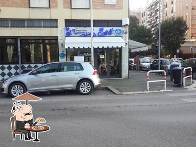 Puoi goderti l'aria fresca da seduto all'esterno di Divino Cafè