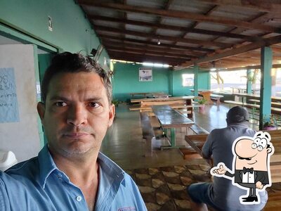 Sente em uma das mesas no Barraca do Zé