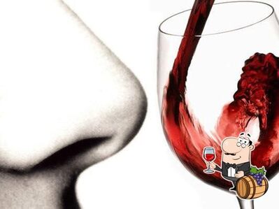 Goditi un bicchiere di vino alla fine di una faticosa giornata lavorativa