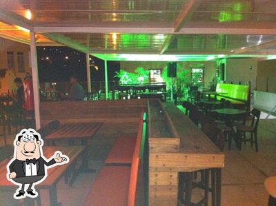 Sente em uma das mesas no Santíssimo Bar