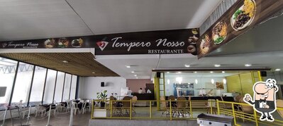 Sente em uma das mesas no Restaurante nosso tempero
