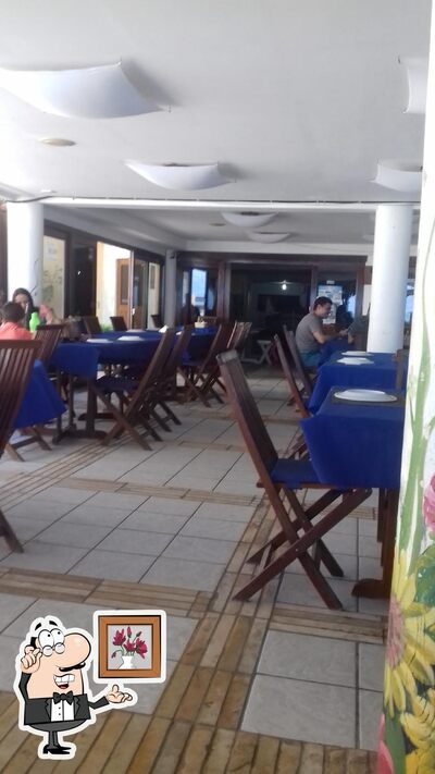 Sente em uma das mesas no Restaurante Aventureiro