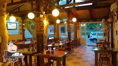 Sente em uma das mesas no pizzaria Capitão Mainha