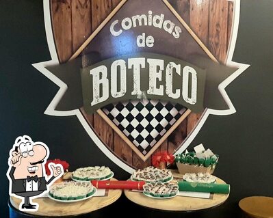 Sente em uma das mesas no Comida de Boteco