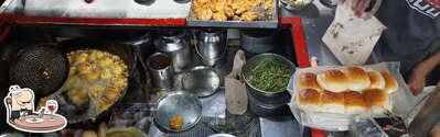 Food at Pujari Wadapav