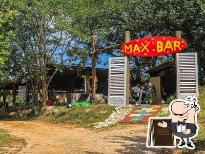 Goditi la vista dagli esterni di Beach Bar & Grill Max