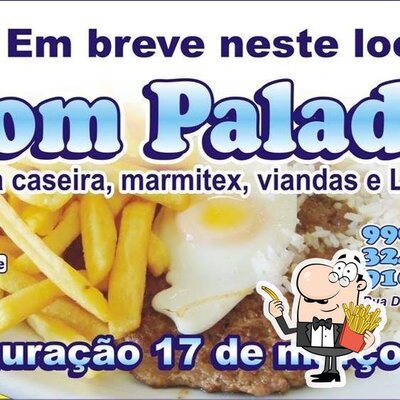 Peça batatas fritas com diferentes molhos
