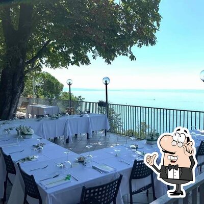 Siediti a un tavolo di Sorrentino Tenda Rossa Trattoria Di Mare