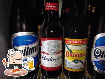 Desfute uma tulipa de cerveja leve ou escura