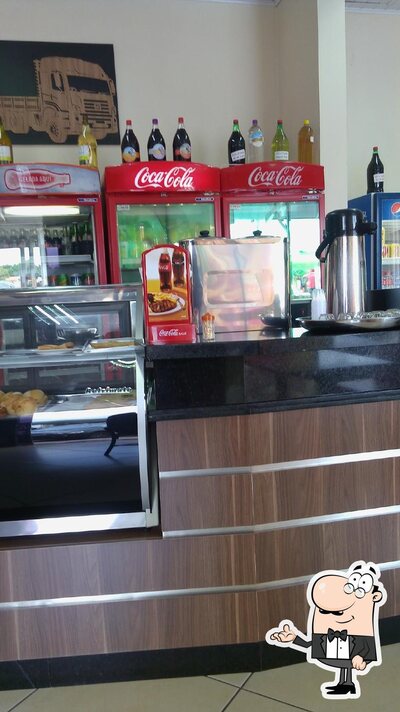 Sente em uma das mesas no Parada 280 Restaurante