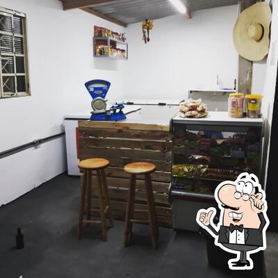 Sente em uma das mesas no Na Rua De Casa