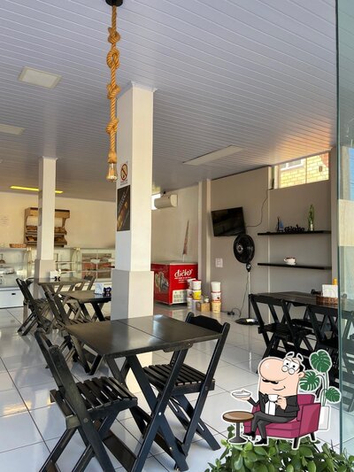 Sente em uma das mesas no Padaria Panis