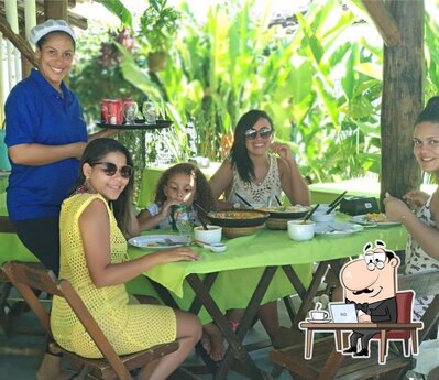 Sente em uma das mesas no Xicabacana Restaurante