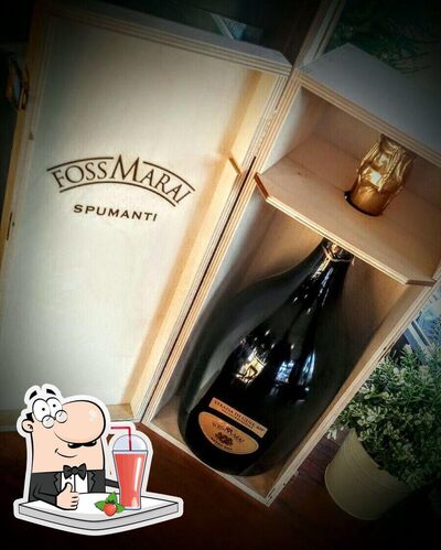 Goditi un drink al ristorante Enocaffetteria Old Distillery