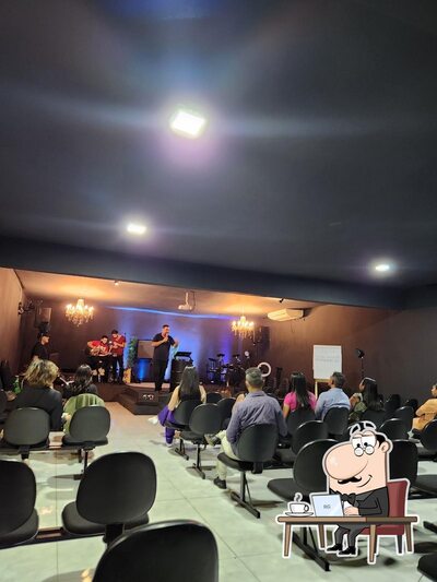 Sente em uma das mesas no Burger House