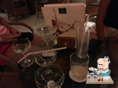Consiga uma drinque alcoólico do menu