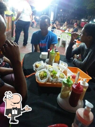 Sente em uma das mesas no Aero Lanches