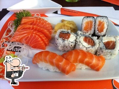 Rolos de sushi são servidos no WikiMaki