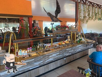 Sente em uma das mesas no Paradouro Maktub