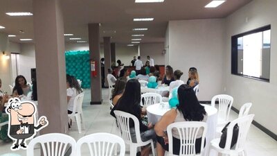 Sente em uma das mesas no Restaurante Blug