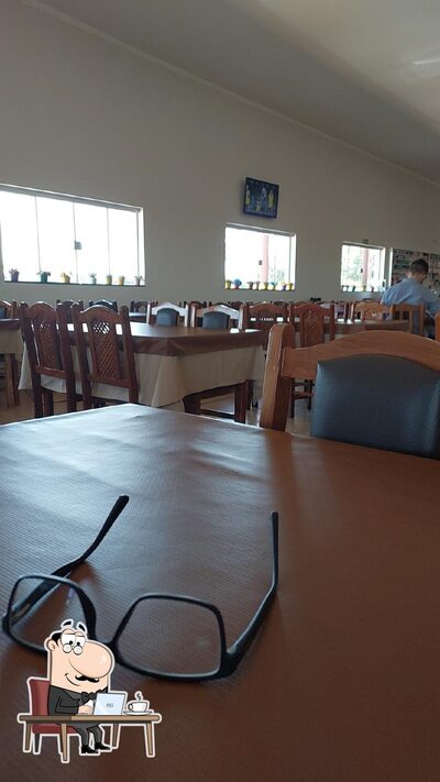 Sente em uma das mesas no Gramado Restaurante e Café