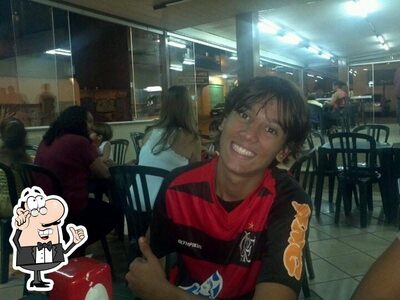 Sente em uma das mesas no Nostra Pizza