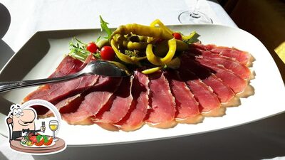 I clienti di Marina Restaurant possono gustare diversi piatti di mare