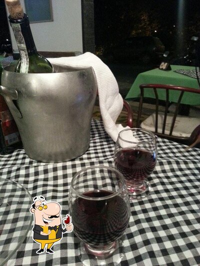 Saboreie uma taça de vinho no Restaurante e Pizzaria Bariri