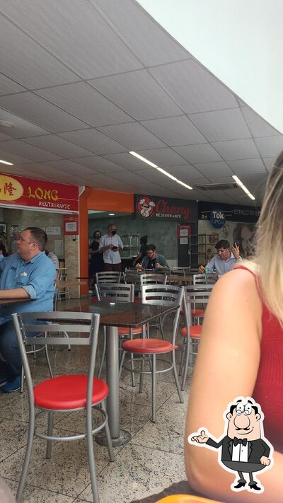 Sente em uma das mesas no Chang Long Restaurante