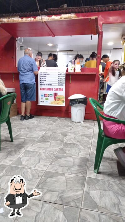 Sente em uma das mesas no Lanches Mania