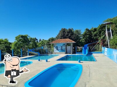 Sente em uma das mesas no Recanto Fiore