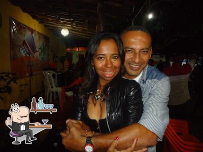 Sente em uma das mesas no Samaricas Bar