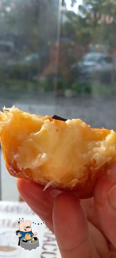 Comida em Pastéis Quase de Belém
