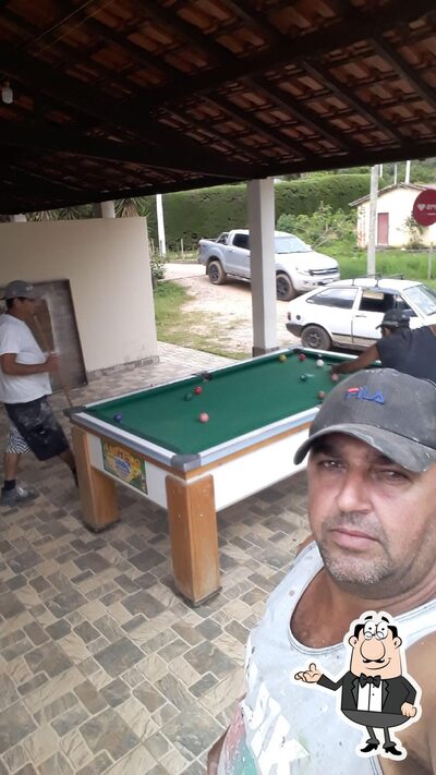 Sente em uma das mesas no Bar Joao Do Quinho