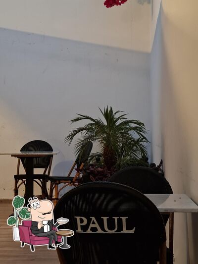 Installez-vous à l'une des tables de Paul Harhoura