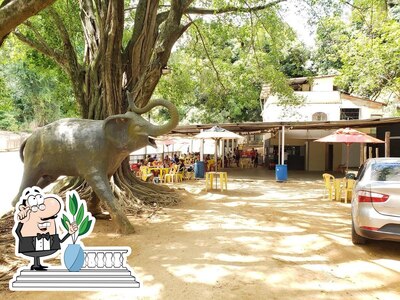 Veja imagens do exterior do Santana's Bar