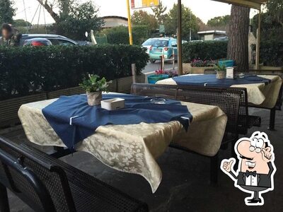 Dai un'occhiata agli interni di Bar Renato