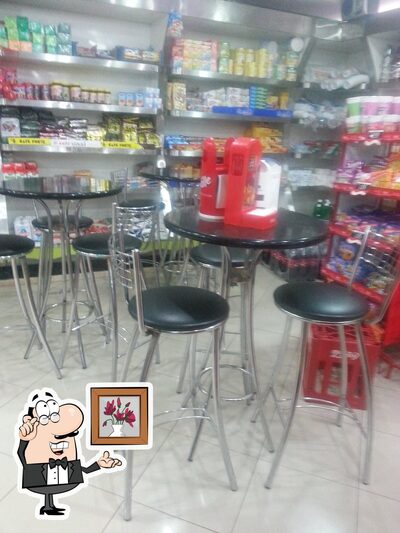 Sente em uma das mesas no Belíssima Casa de Pães