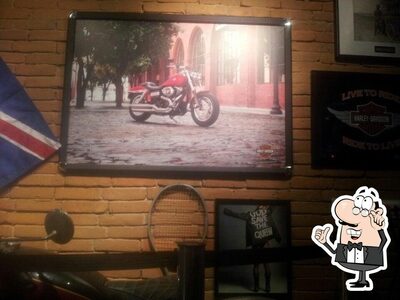 Sente em uma das mesas no Underground