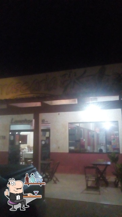 Sente em uma das mesas no Hotel e Restaurante B&K