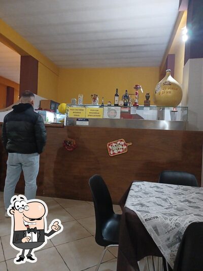 Siediti a un tavolo di Pizzeria Si Viene e Si Va