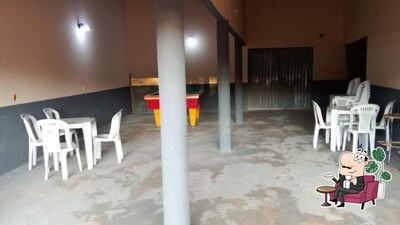 Sente em uma das mesas no Kinkas Bar