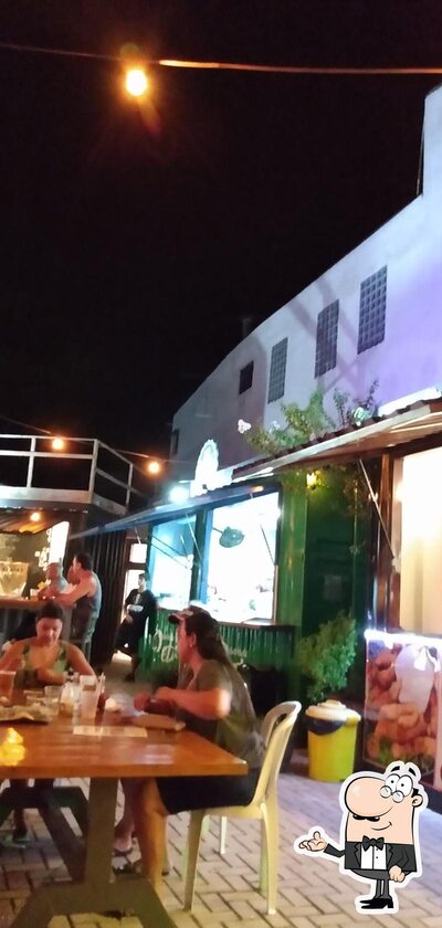 Sente em uma das mesas no Casa Presto Pizzaria