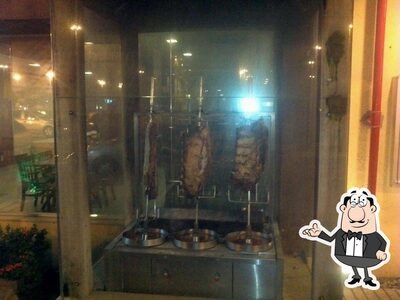 Sente em uma das mesas no Sal e Brasa Grill