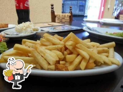 Peça batatas fritas com diferentes molhos
