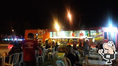 Sente em uma das mesas no 14 Irmãos