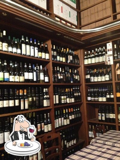 Goditi un bicchiere di vino alla fine di una stressante giornata lavorativa